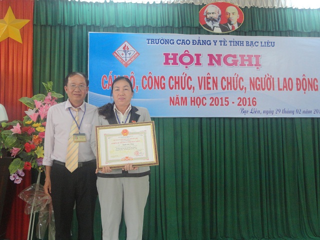 BSCKII Nguyễn Kim Nhang nhận bằng khen và huy chương chiến sĩ thi đua cấp tỉnh
