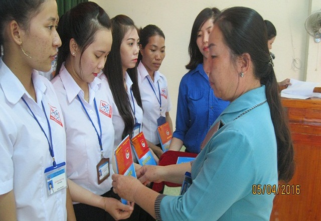 BSCKII. Nguyễn Kim Nhang trao giấy Chứng nhận và sổ đoàn viên cho các tân đoàn viên trong buổi lễ kết nạp