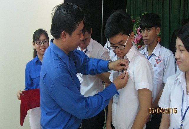 Đồng chí Nguyễn Quốc Sil - Bí thư Đoàn Trường Cao đẳng Y tế Bạc Liêu đeo huy hiệu đoàn lên áo cho các bạn đoàn viên mới trong buổi lễ