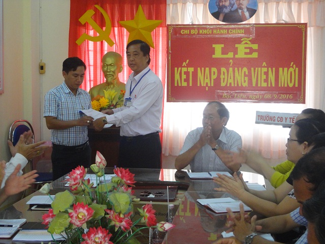 Đồng chí Điền Minh Vũ nhận quyết định kết nạp đảng viên