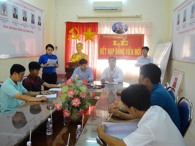Đồng chí Nguyễn Thị Thúy Vy đọc đơn xin gia nhập đảng viên