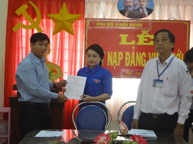 Đồng chí Nguyễn Quốc Sil - Bí thư chi bộ khối HS-SV trao quyết định kết nạp đảng viên