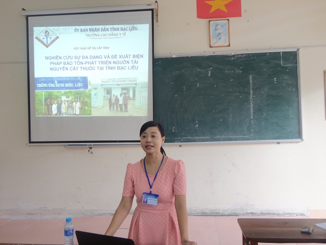 ThS. Nguyễn Lê Tuyết Dung trình bày đề tài tại hội thảo