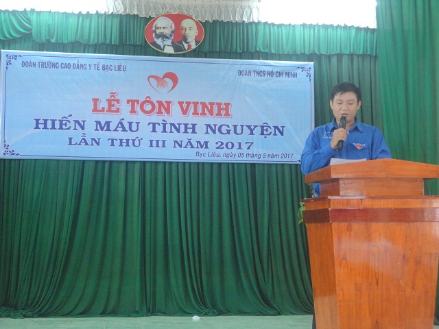 Đồng chí Nguyễn Quốc Sil - Bí thư Đoàn trường đọc thư chủ tịch nước Nguyễn Minh Triết