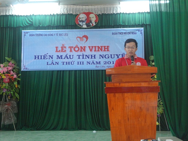 Đồng chí Phạm Thái Bình, đại diện ban vận động hiến máu tình nguyện phát biểu tại buổi lễ