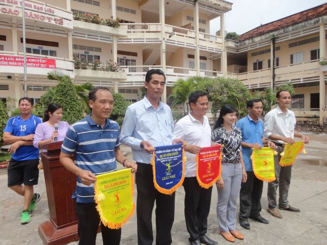 ThS. Nguyễn Lê Tuyết Dung trao thưởng cho các đội bóng đạt giải