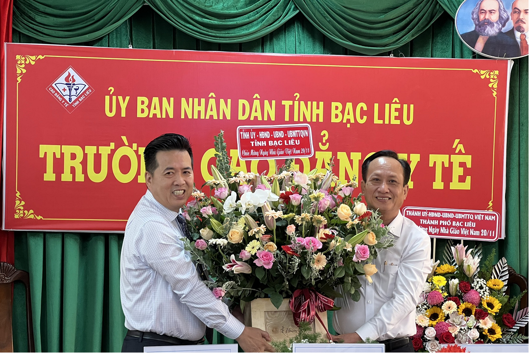 Chủ tịch UBND Tỉnh Phạm Văn Thiều chúc mừng Ngày nhà giáo Việt Nam 20/11 